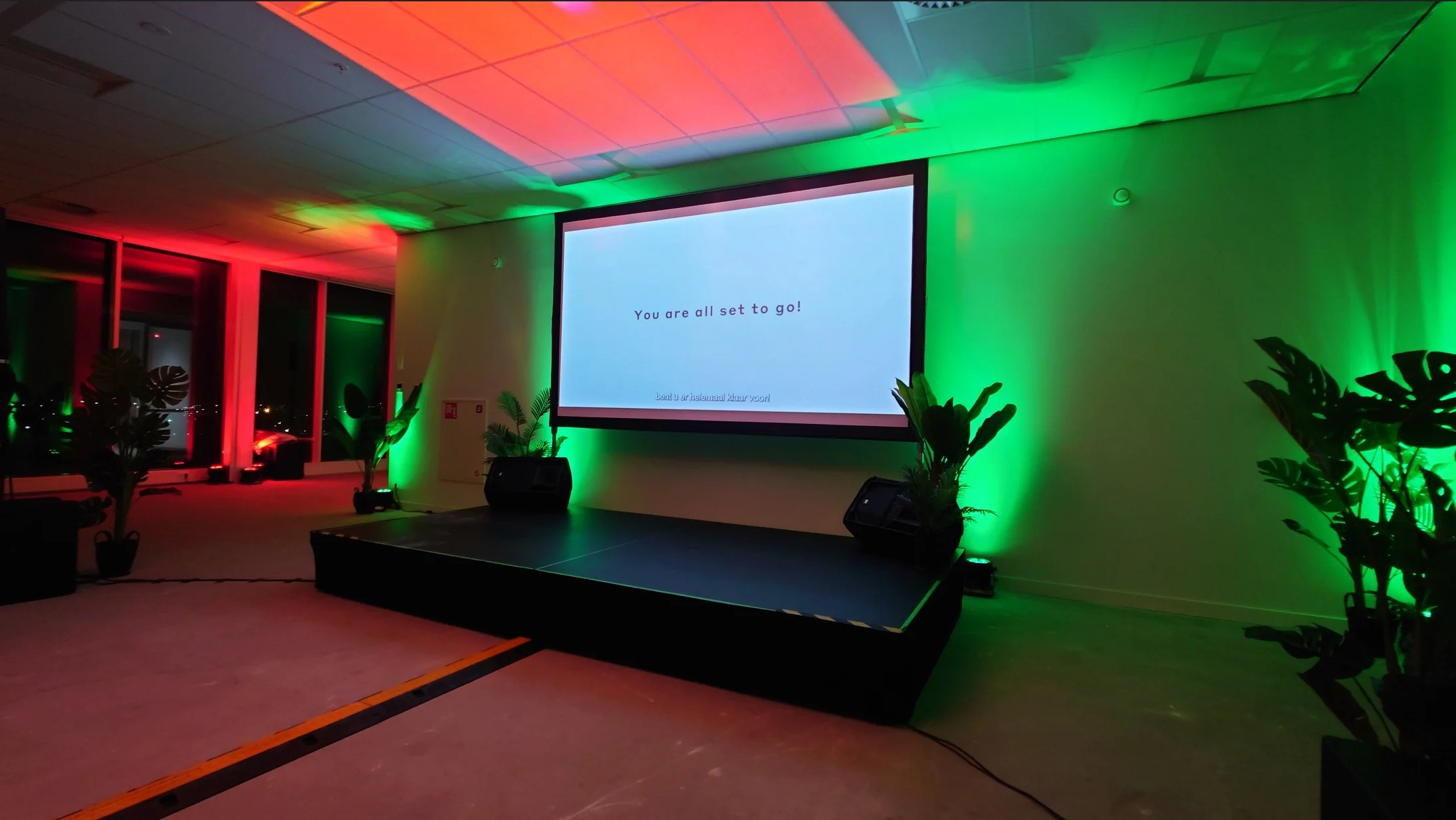 Beamer en projectiescherm tijdens een zakelijk evenement van Sound2Light