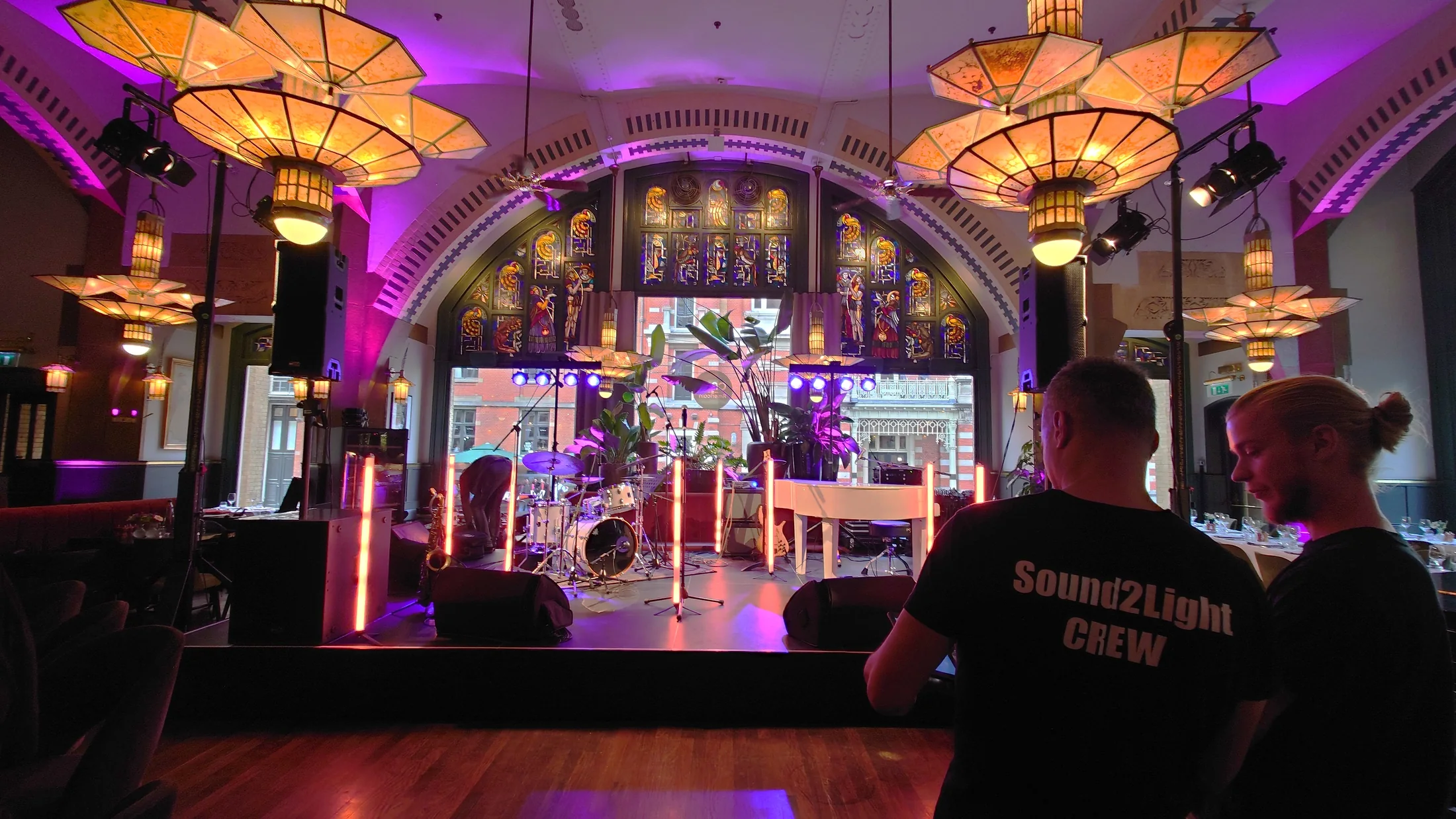 Podiumtechniek en stage support voor een live-optreden