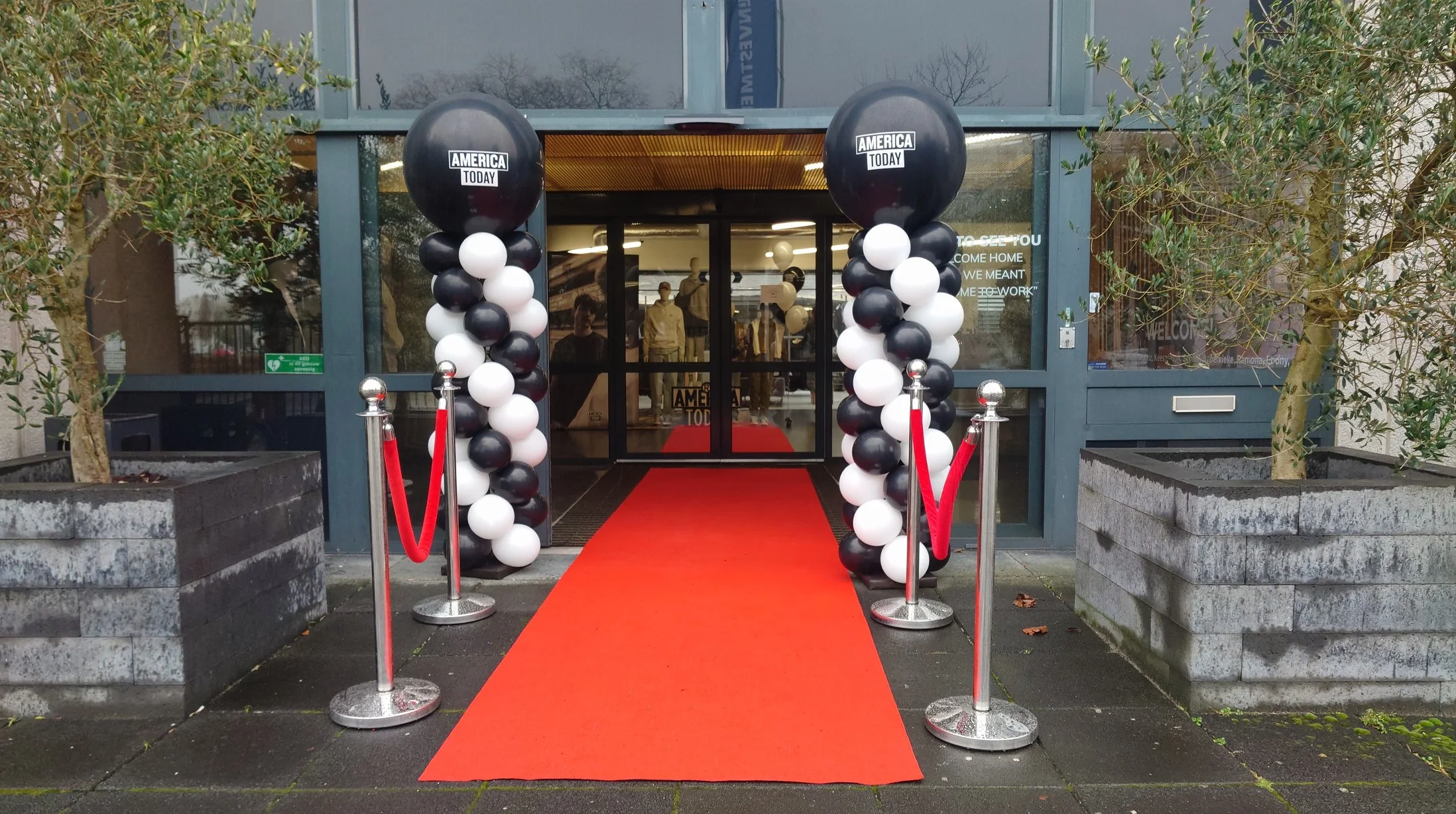 Rode loper met afzetpaaltjes als event service