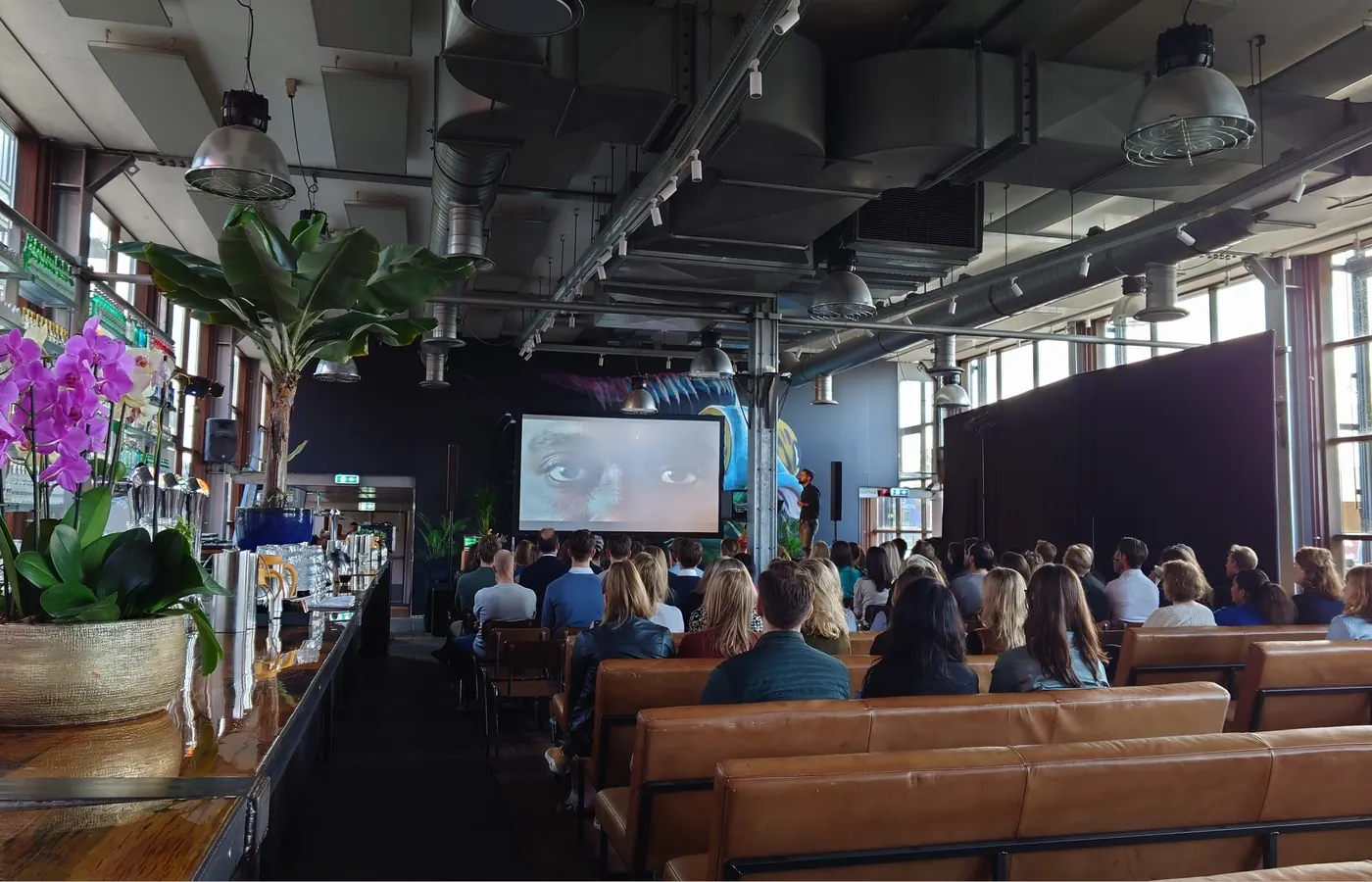 Zakelijke bijeenkomst met presentatiescherm en publiek