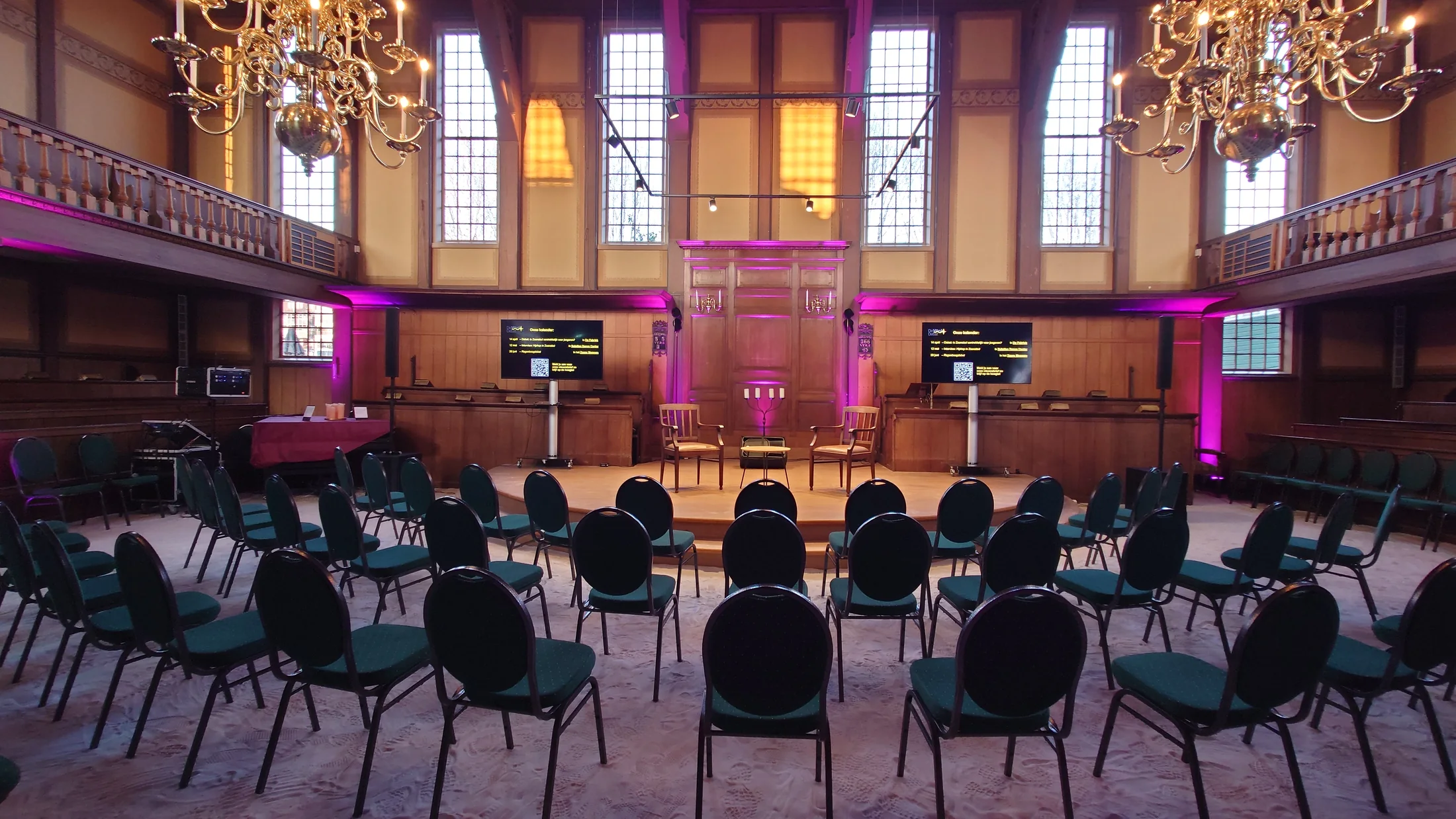 Meetingopstelling met audiovisuele techniek in De Vermaning in Zaandam