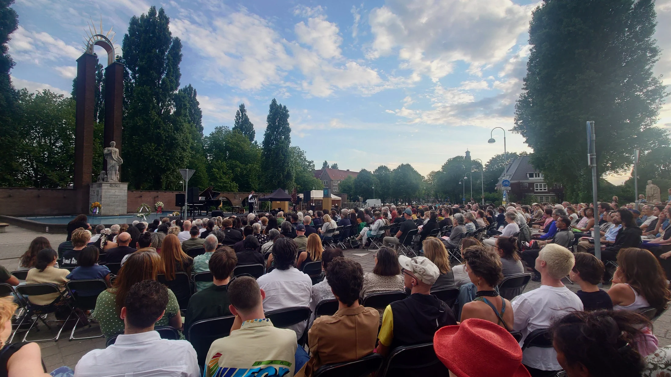 Publiek tijdens de Dekoloniale Indonesië-Nederland Herdenking bij het Monument Indië-Nederland in Amsterdam