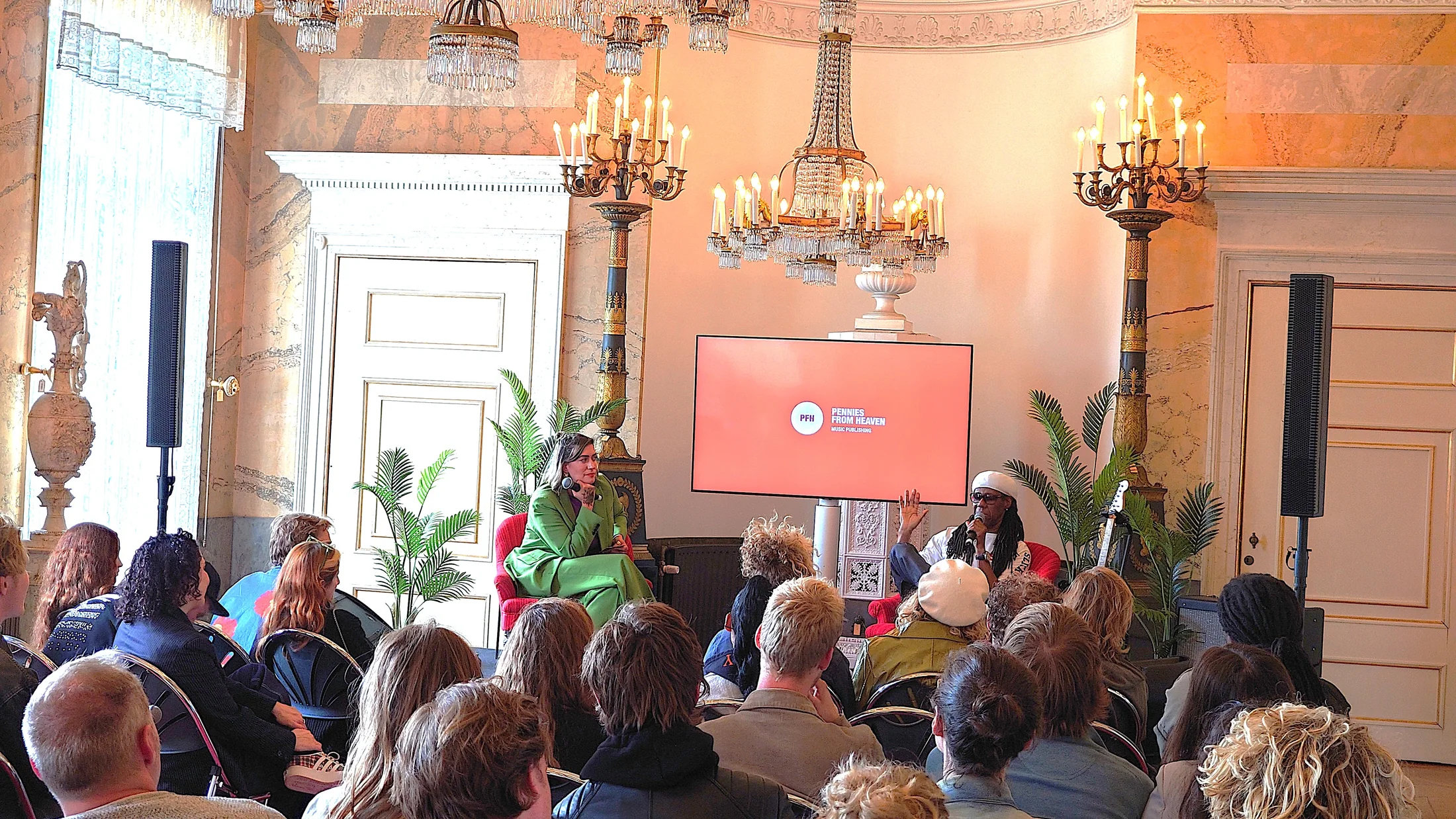 Podium en audiotechniek voor de Q&A-sessie met Nile Rodgers op Paleis Soestdijk