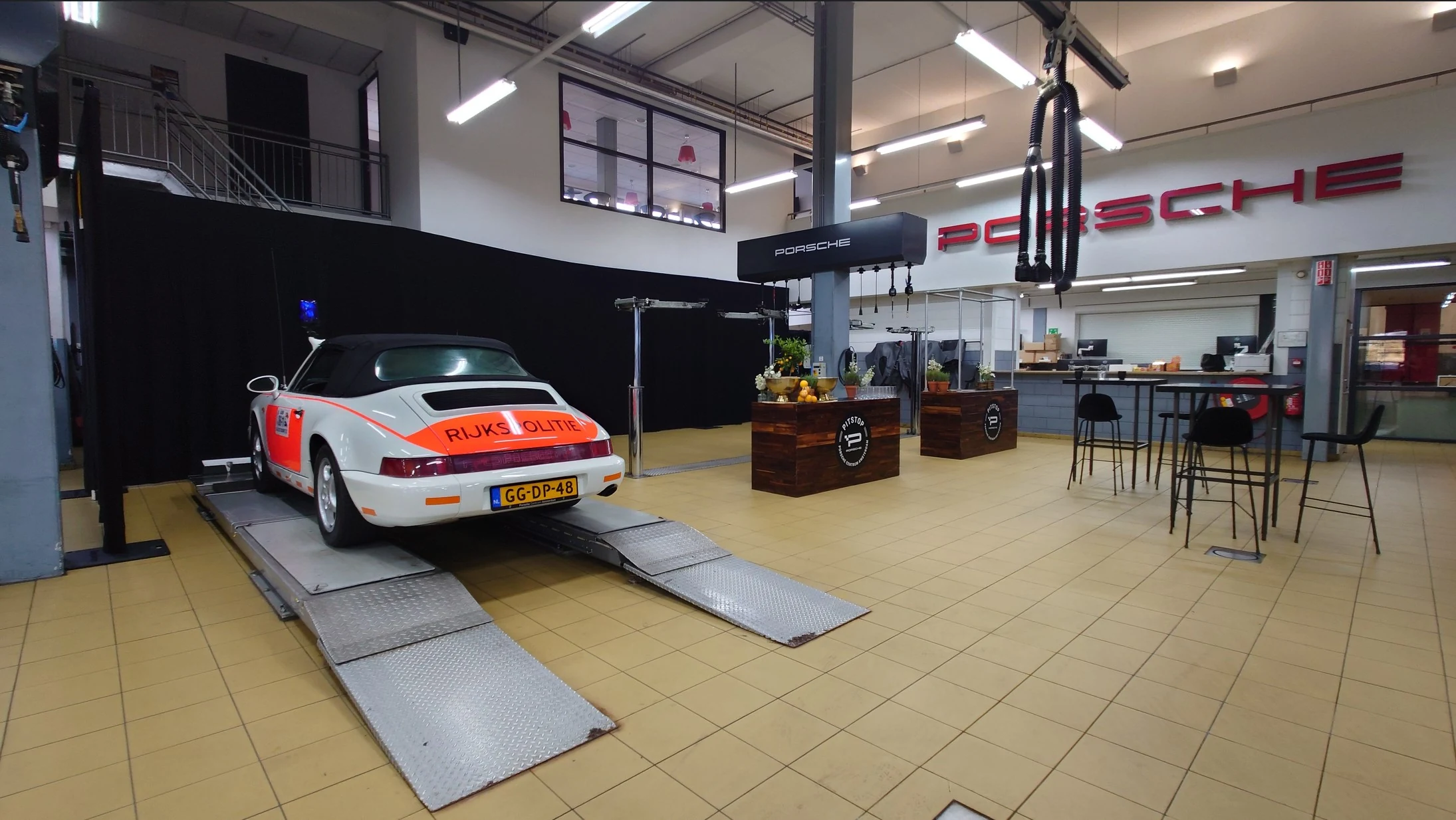 Zakelijk showroomevent met presentatie en licht