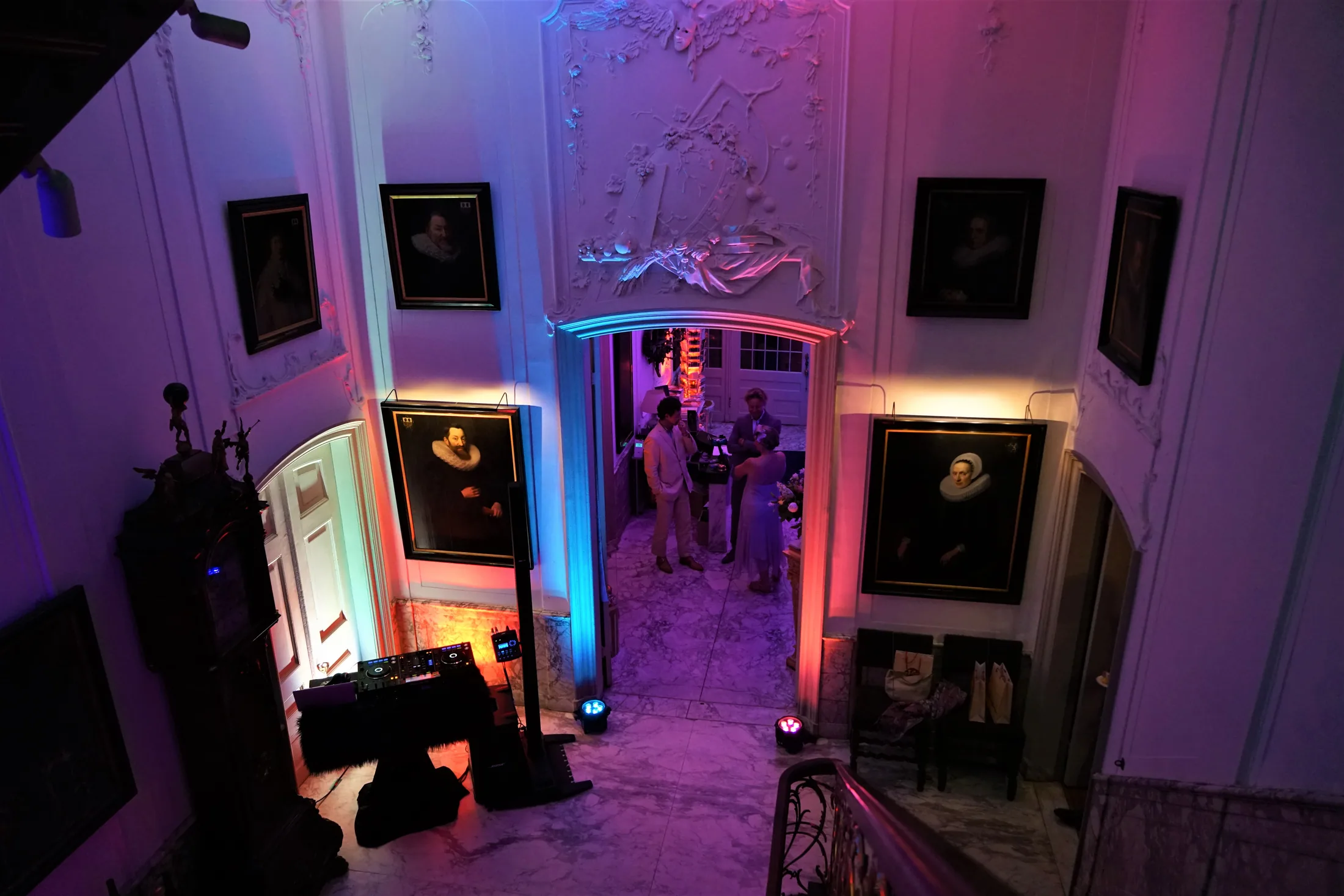 DJ-opstelling en pastelverlichting tijdens de dinnerparty in het Van Loon Museum