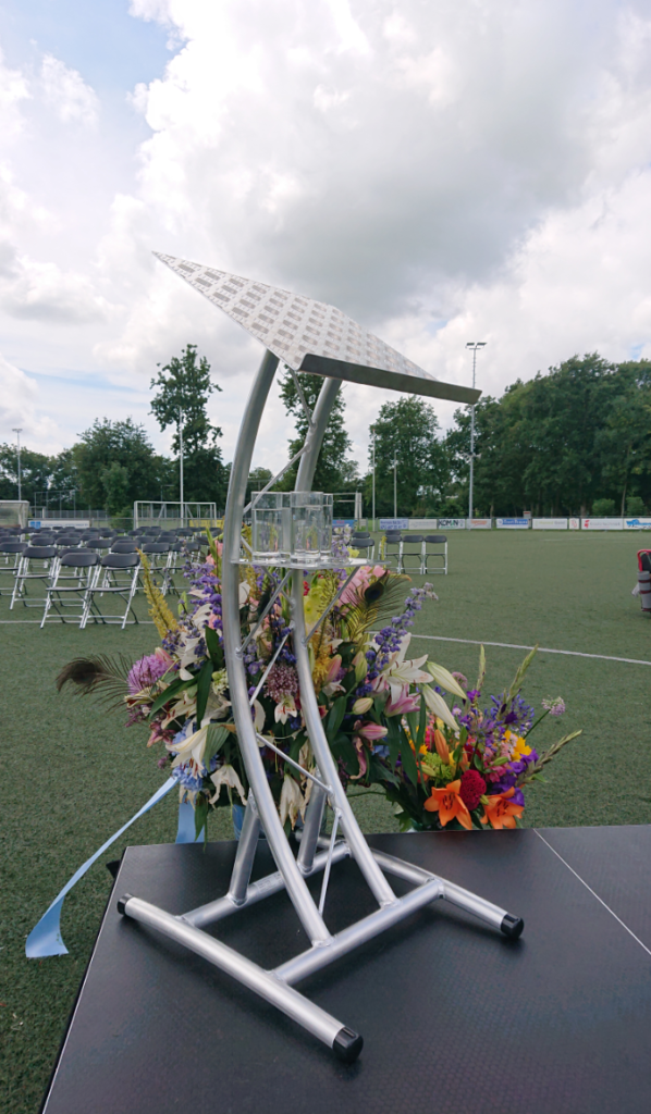 Vrijstaand truss-katheder met spreekblad en extra plateau