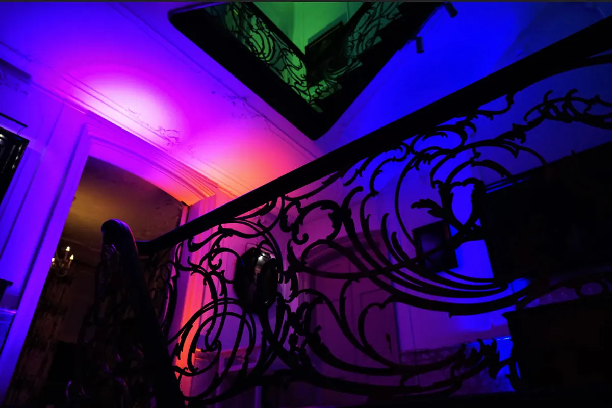 Gekleurde lichtaccenten op de architectuur van een evenementenlocatie