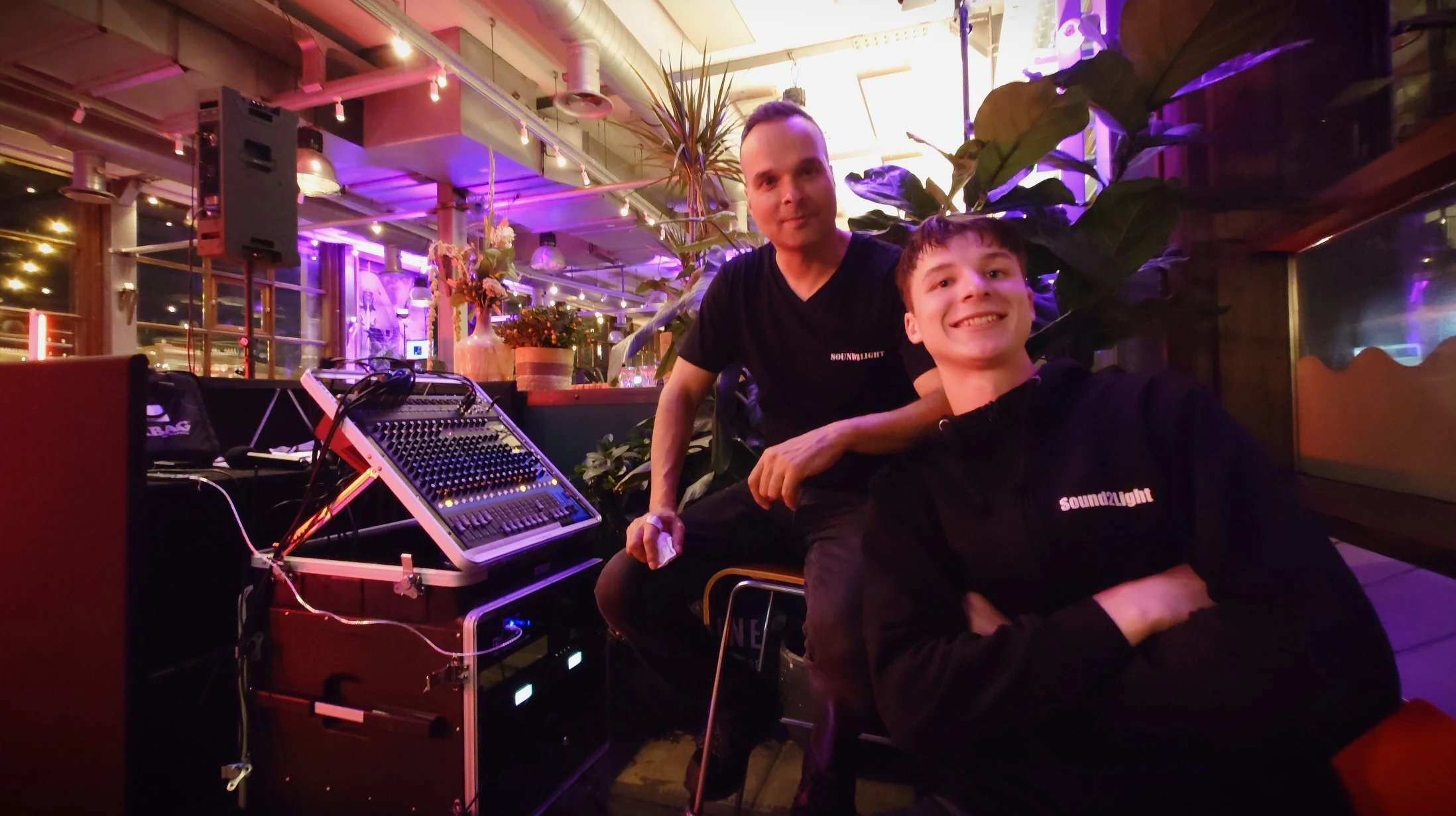 Technische crew van Sound2Light tijdens een evenement