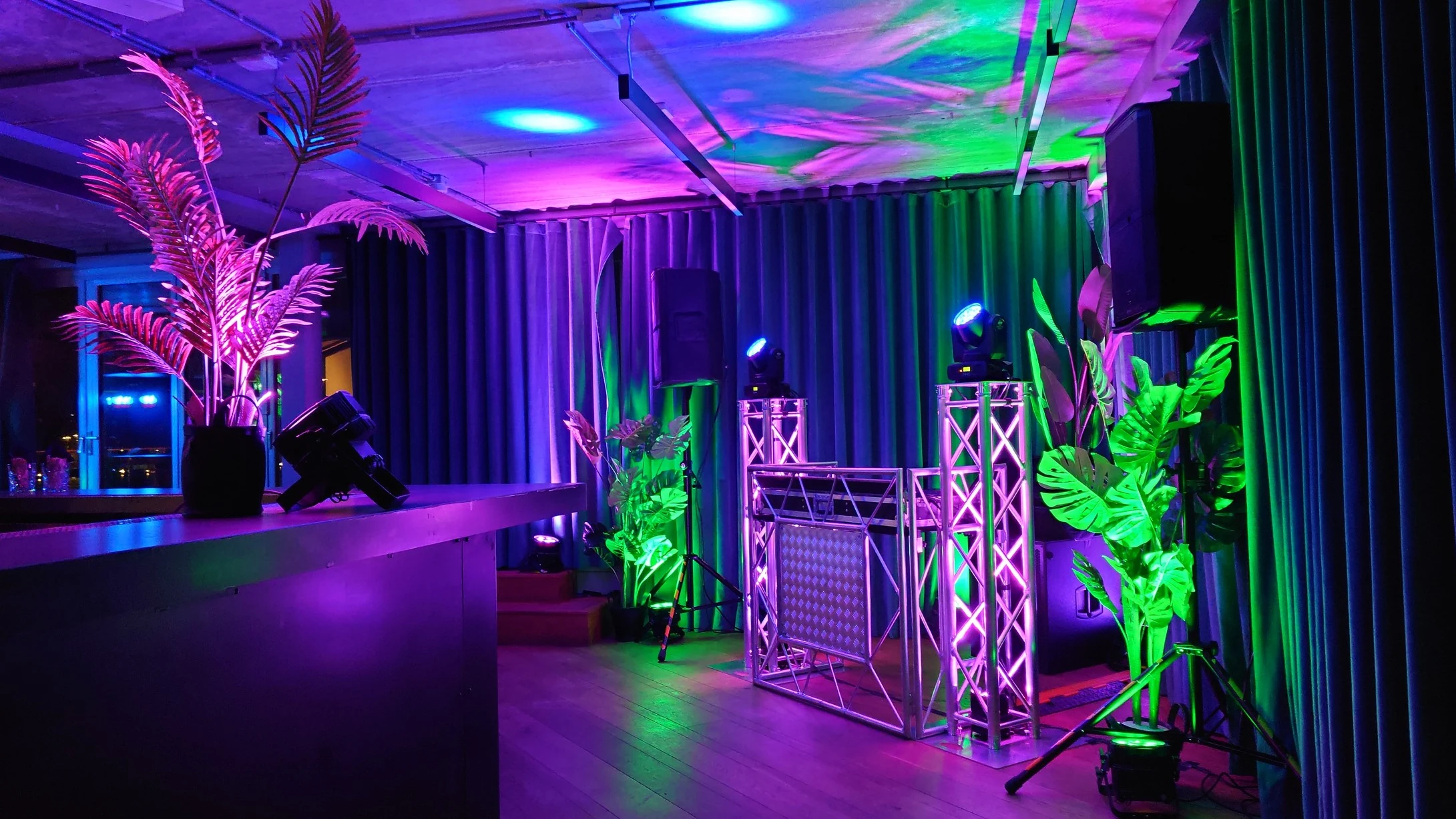 DJ-opstelling met licht en geluid tijdens een feest