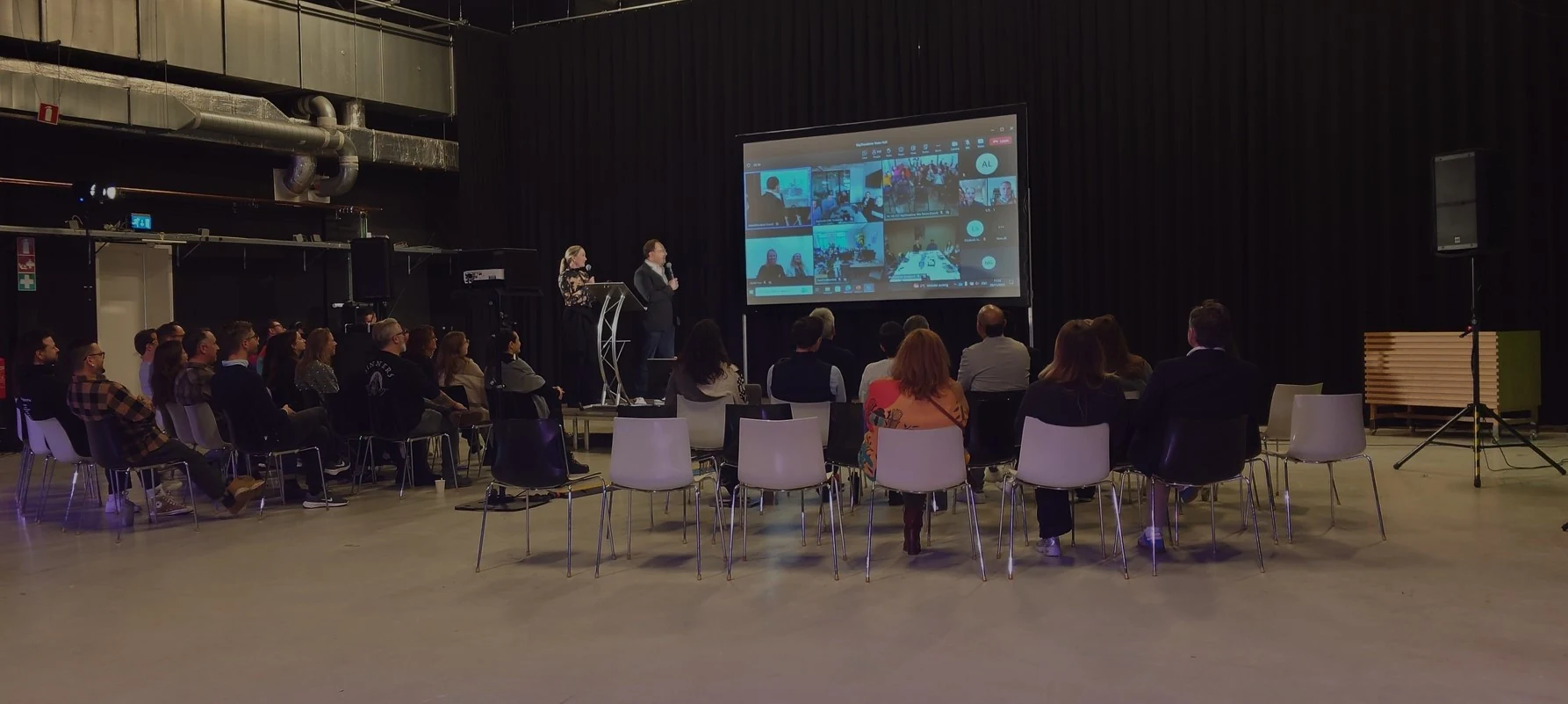 Livestreamopstelling met camera en presentatiescherm