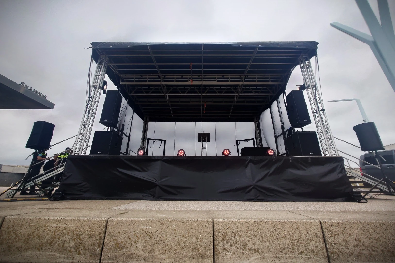 Podium en techniek voor een outdoor evenement