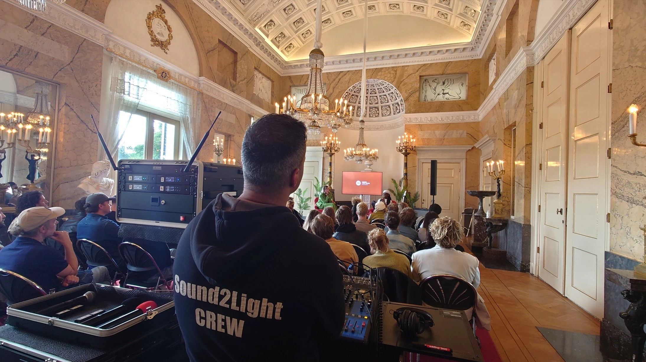 Technicus van Sound2Light tijdens een evenement