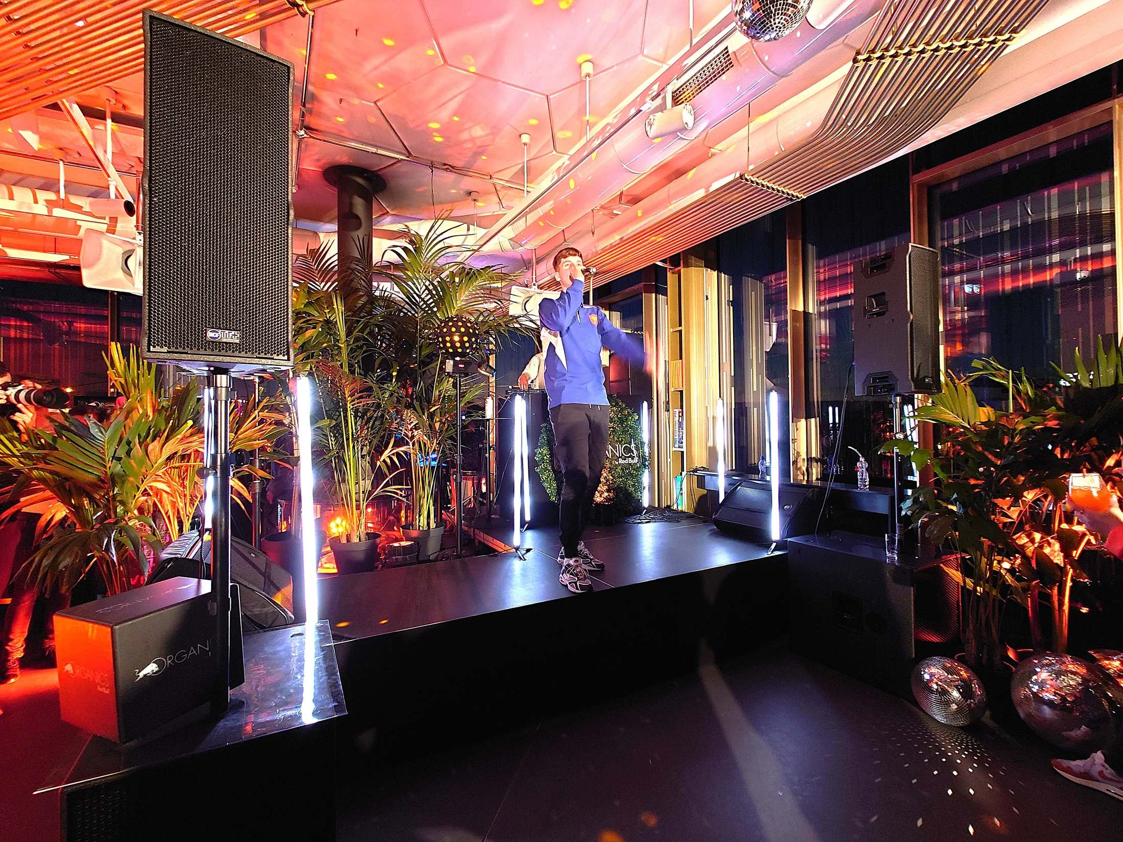 Podium met audio-opstelling tijdens een Red Bull-event in het W Hotel