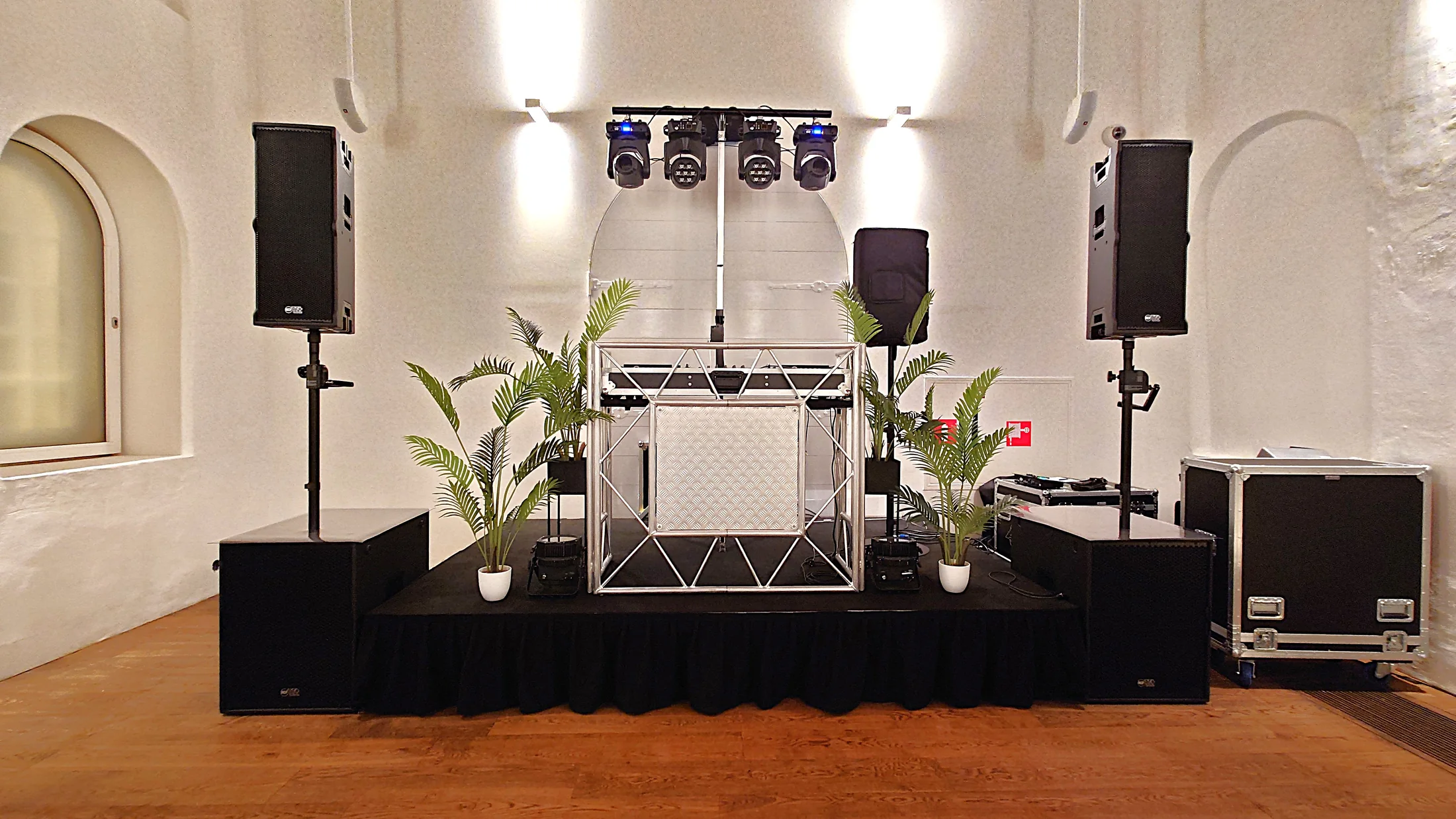 DJ drive-in show met licht, geluid, DJ-booth en podium