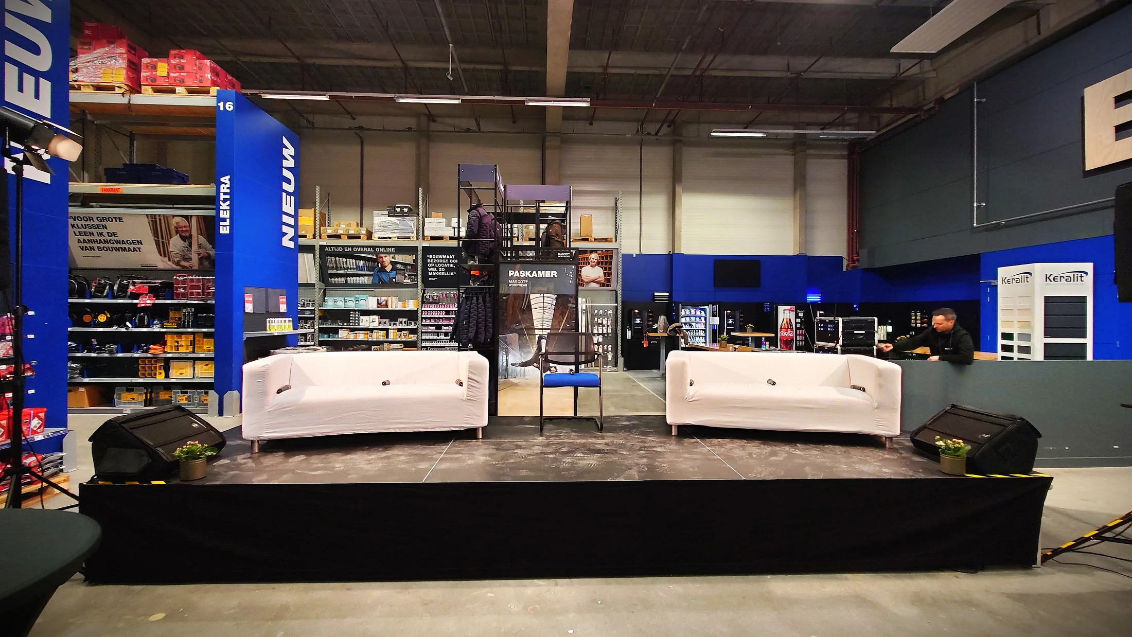 Podium van Sound2Light met licht- en geluidstechniek