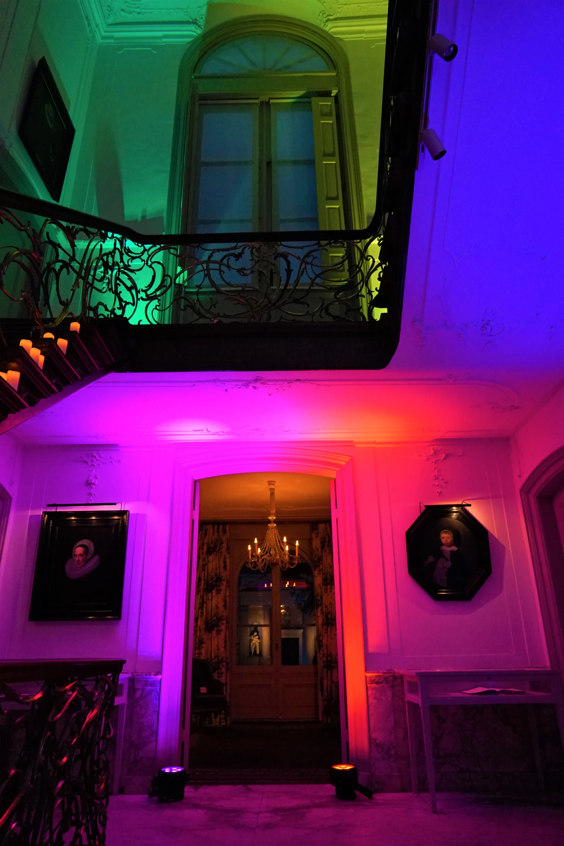 Pastelkleurige sfeerverlichting in het trappenhuis van Museum Van Loon